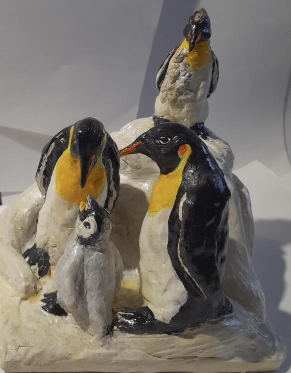 Скульптура «Семья пингвинов. Кормление птенца»